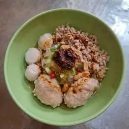 ก๋วยเตี๋ยวลูกชิ้นหมูต้มยำ