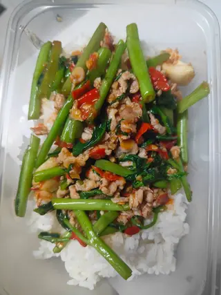 ผัดผักบุ้งหมูสับราดข้าว