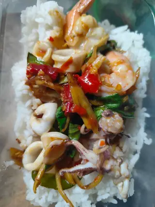 ผัดฉ่าทะเลราดข้าว