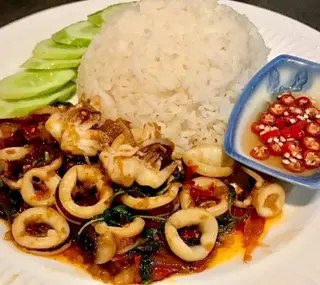 กระเพราปลาหมึกราดข้าว