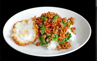 ข้าวกระเพราหมูสับไข่ดาว