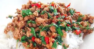 ผัดกะเพราหมูสับราดข้าว