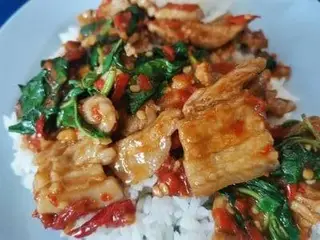 ผัดกะเพราหมูชิ้นราดข้าว