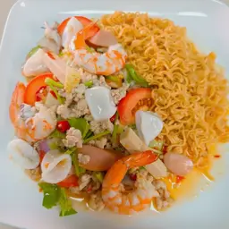 [อร่อยซ่ากับโค้ก] ยำมาม่ารวมมิตร +  โค้ก ออริจินัล (กระป๋อง)