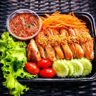 ข้าวหน้าไก่ย่างน้ำจิ้มแจ่ว