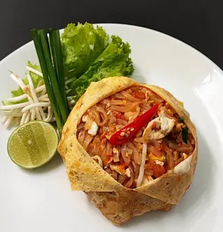 ผัดไทยโบราณห่อไข่