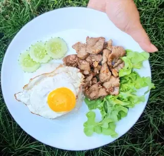 ข้าวหมูผัดซอลกระเทียม