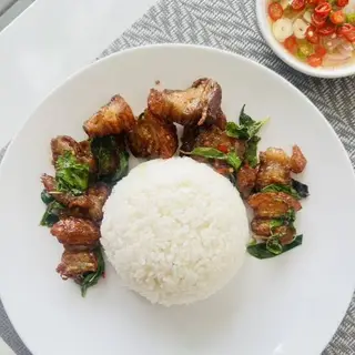ข้าวราดกะเพราหมูกรอบ