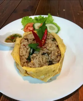 ข้าวกระเพราหมูคลุกห่อไข่