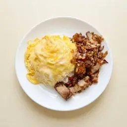 ข้าวหมูกรอบคั่วพริกเกลือไข่ข้น