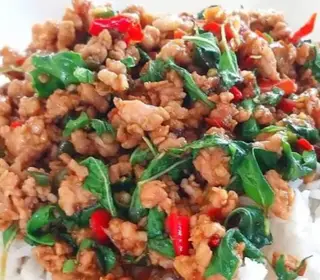 กะเพราหมูสับราดข้าว