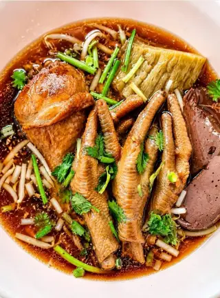 ก๋วยเตี๋ยวน่องไก่ตุ๋น+ขาไก่ตุ๋น