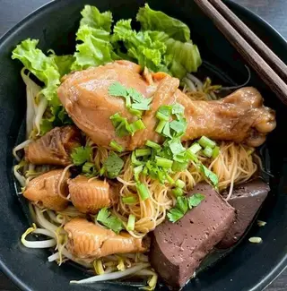 ก๋วยเตี๋ยวแห้งไก่ตุ๋น (คลุกซอส เปรี้ยว หวาน เค็ม เผ็ด)