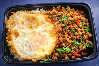 กะเพราหมูสับราดข้าว