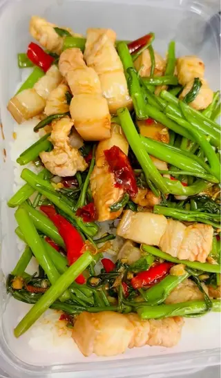 ผัดผักบุ้งราดข้าว
