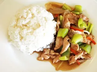 ผัดพริกหยวกราดข้าว