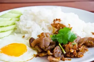 ทอดกระเทียมราดข้าว