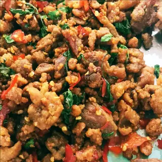 ข้าวราดกะเพราหมูชิ้น