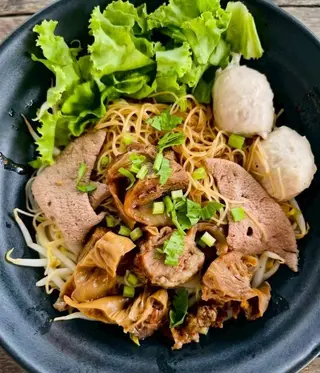 ก๋วยเตี๋ยวแห้งหมูตุ๋น (คลุกซอส เปรี้ยว หวาน เค็ม เผ็ด)