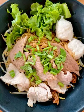 ก๋วยเตี๋ยวแห้งหมูสด (คลุกซอส เปรี้ยว หวาน เค็ม เผ็ด)