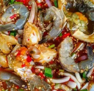 ยำปูม้า กุ้งสด
