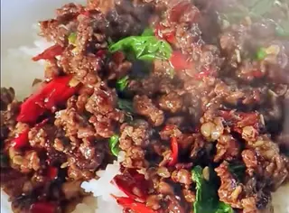 กระเพราเนื้อสับ ราดข้าว