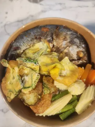 ข้าวชุดชะอมชุบไข่มะเขือยาวชุบไข่น้ำพริกกะปิและปลาทู