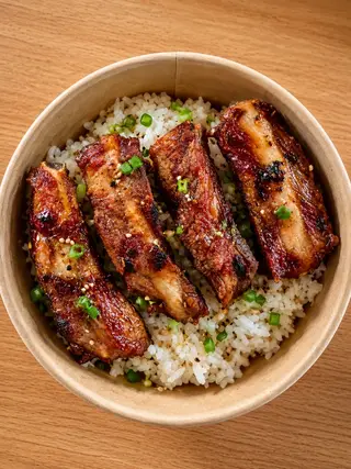ข้าวหน้าซี่โครงหมูคัดพิเศษทอดพริกไทยดำ