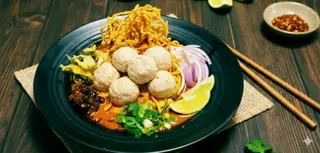 ข้าวซอย ลูกชิ้นหมู 5 ลูก เส้น 100 g