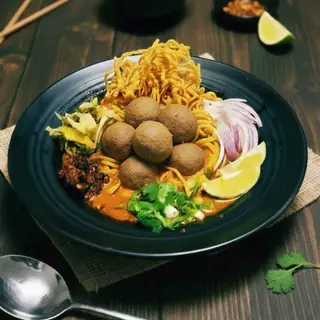 Khao Soi with 5 beef meatballs and 120g of noodles.