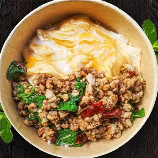 ข้าวกะเพราหมูสับ + ไข่ข้น