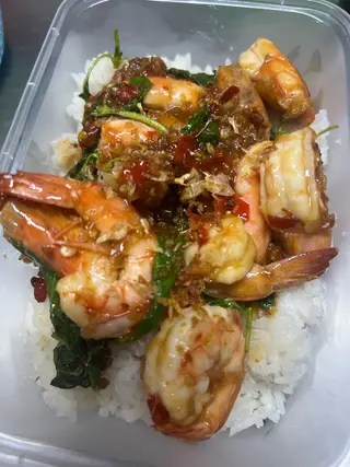 ข้าวกะเพรากุ้ง