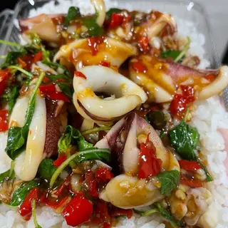 ข้าวกะเพราปลาหมึก