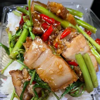 ข้าวกระเฉดหมูกรอบ