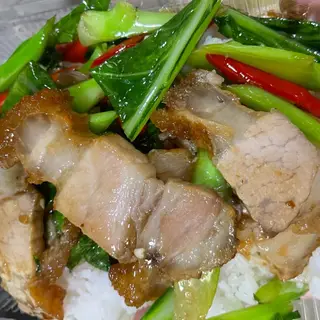 ข้าวคะน้าหมูกรอบ