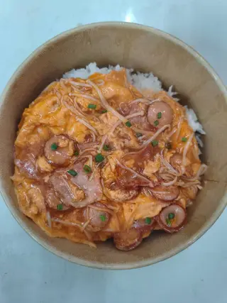 ข้าวไข่ข้นมันกุ้งรวม3อย่าง เบคอน+ไส้กรอก+เห็ดเข็มทอง