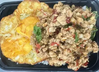 ข้าวราดผัดกระเพราหมูสับ