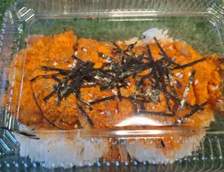 ข้าวหน้าไก่ทอดผงเขย่า