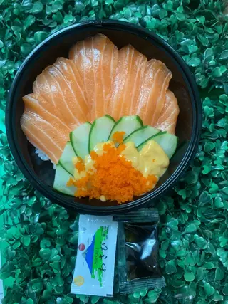 ข้าวหน้า แซลมอนดิบใหญ่