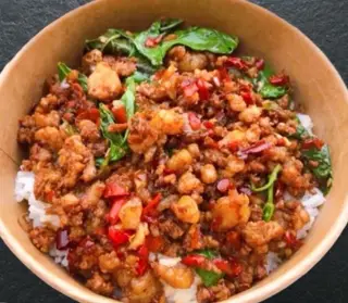 กระเพาแหนมพริกแห้ง(แหนมไก่)