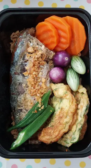 ข้าวคลุกน้ำพริกตาแดง