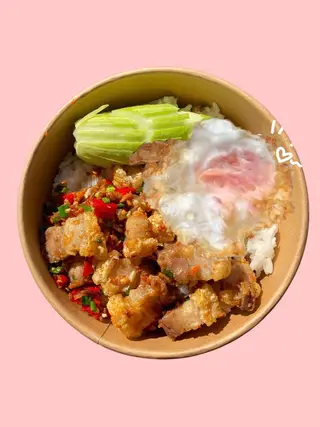 หมูกรอบคั่วพริกเกลือราดข้าว