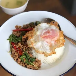 ข้าวราดกระเพราเนื้อสับ