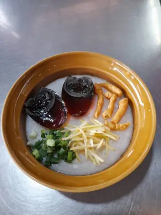 โจ๊กธรรมดาใส่ไข่เยี่ยวม้า