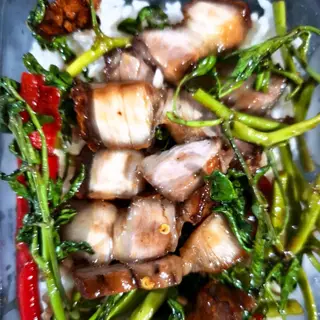 ข้าวราดผักกระเฉดหมูกรอบ