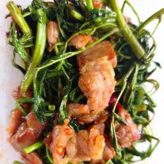 ข้าวราดผักกระเฉดเนื้อชิ้น