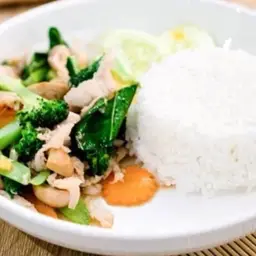 ผัดผักรวมราดข้าว