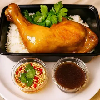 ข้าวไก่ต้มน้ำปลา พร้อมน้ำจิ้ม