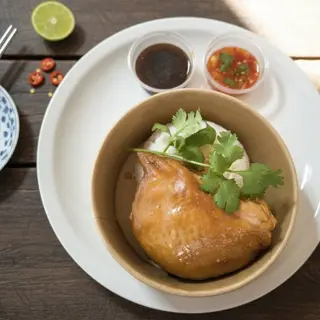 ข้าวสะโพกไก่ต้มน้ำปลา พร้อมน้ำจิ้ม