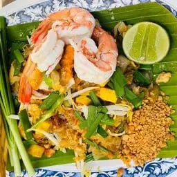 ผัดไทยไร้เส้นรวมมิตร กุ้ง ปลาหมึก หอยแมลงภู่